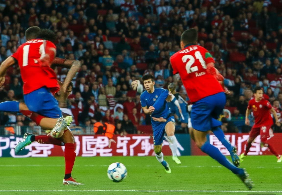 2019鲁渝之战：控球反击战术解析与球星瞬间回顾